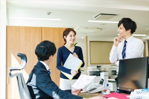 オフィスで談笑する男女