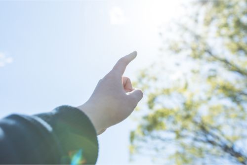 空を指す指