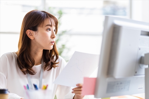 パソコンを見ている女性