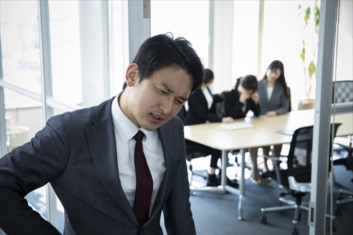 オフィスでうなだれる男性