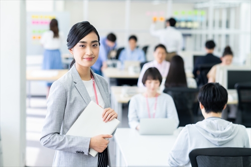 オフィスで微笑んでいる女性