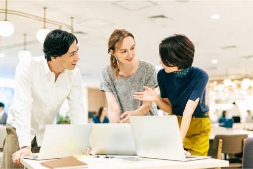 複数の外国人の会話シーン