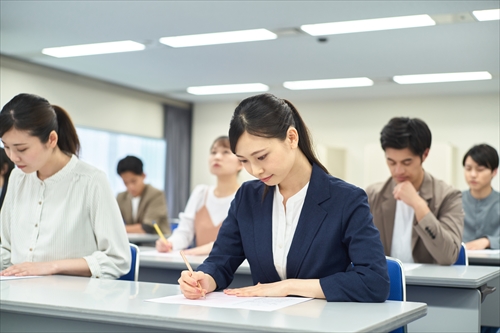 試験を受けている女性