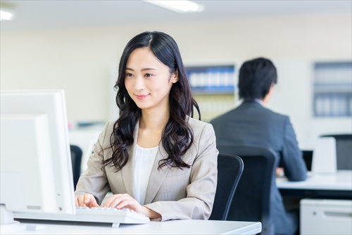 オフィスで働いている女性